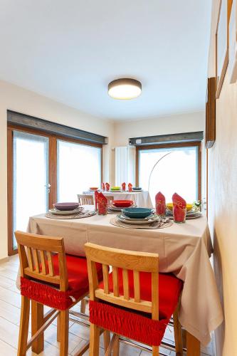 a dining room with a table and two chairs at Veruskacamere Camera 2 in Somma Lombardo