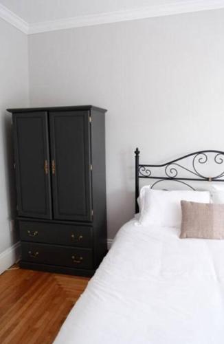 Studio 4 ~ 1BDRM, Private Bath, Downtown – Photos 2