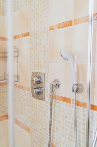 Un baño de Executive 2-Bdrm central suite