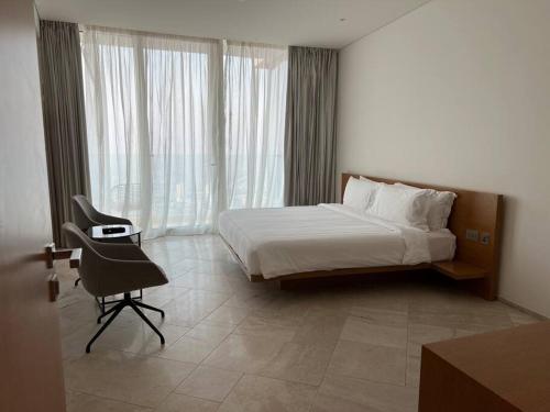 Postel nebo postele na pokoji v ubytování FIVE Jumeirah Village, Dubai