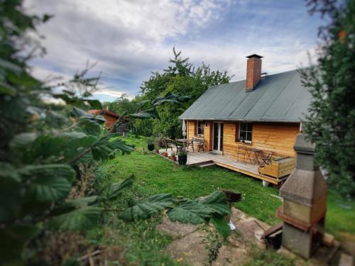une petite maison en bois avec un porche et une cour dans l'établissement Ferienhaus Hans, à Ballenstedt