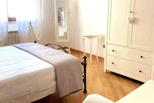 a bedroom with a white bed and a dresser at Rebecca's house Florence in Florence