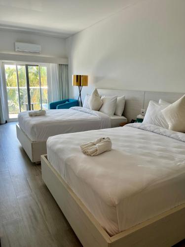 a hotel room with two beds and a couch at The Watermark Hotel in San Pedro