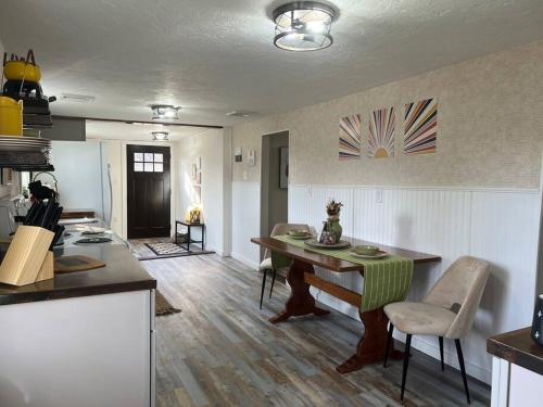 cocina con mesa y sillas en una habitación en 1970's Inspired Vacation Home 