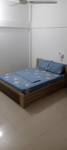 a bed with a blue mattress with flowers on it at Magnifique Maison de ville Bord de mer Cotonou Fidrjossè in Cotonou