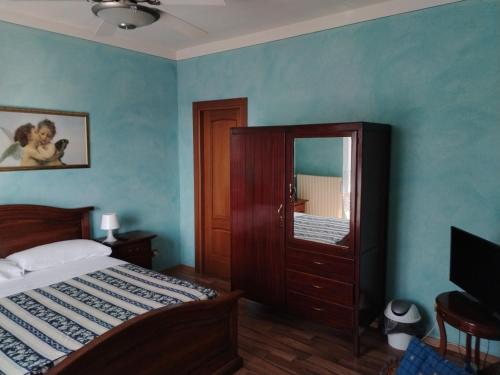 1 dormitorio con cama, tocador y espejo en B&B I lupi, en Casa Furno