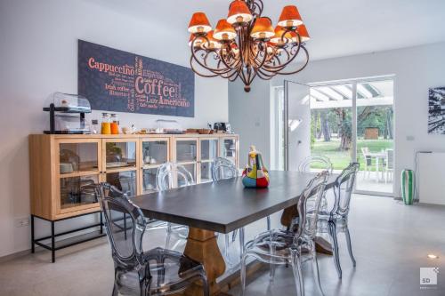 ein Esszimmer mit einem schwarzen Tisch und Stühlen in der Unterkunft La Casa nel Parco luxury b&b in San Lazzaro di Savena