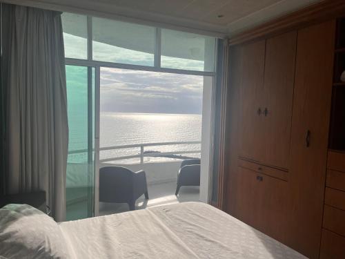 a bedroom with a bed and a view of the ocean at Sexto piso y vista al mar in Boca del Río