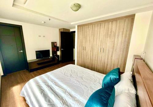 SUITE PARQUE LA CAROLINA في كيتو: غرفة نوم عليها سرير ومخدات زرقاء