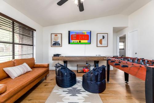 Χώρος καθιστικού στο Heated Pool, Game Room & 4Bdrm - Bay Bungalow