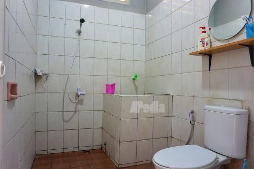 Koupelna v ubytování Villa Apedia Anyer, 3 Kamar, Pantai Pasir Putih