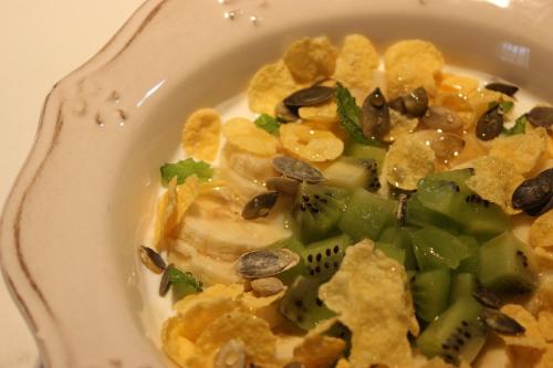 eine Schüssel mit Brokkoli und anderem Gemüse in der Unterkunft Casas da Li in Arcos de Valdevez