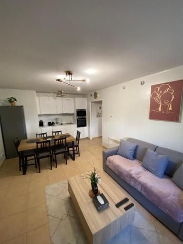 un salon avec un canapé et une table dans l'établissement Soleil d’Or, à Cannes