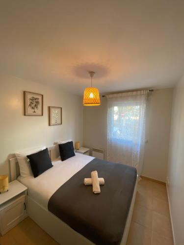 une chambre avec un lit avec un ours en peluche dessus dans l'établissement Soleil d’Or, à Cannes