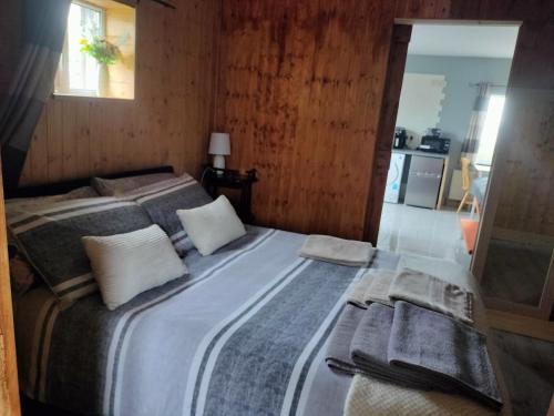 Self Catering apartment Achill Island Pets Allowed في ويستبورت: غرفة نوم بسرير كبير عليها مناشف