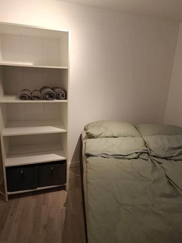 una camera con letto e libreria di Cozy apartment close to downtown a Tromsø