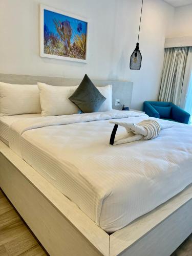 a large white bed in a room at The Watermark Hotel in San Pedro