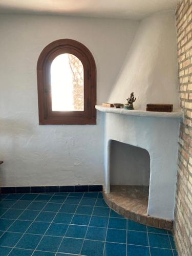 een kamer met een raam en een blauwe tegelvloer bij House in Andalucia, SPAIN in Salobreña