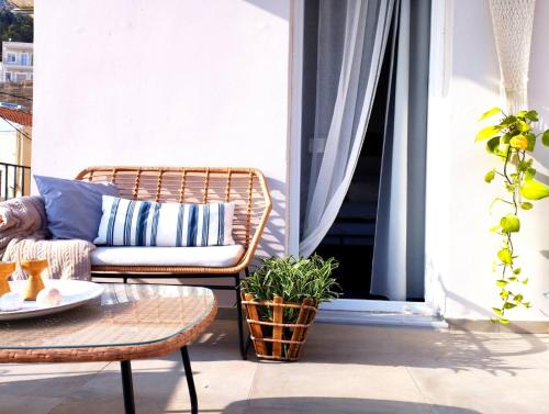 - Silla de mimbre y mesa de centro en el balcón en Ammoudara's apartments Rooftop, en Kalymnos