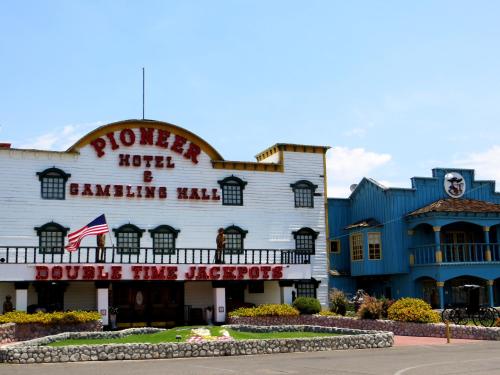 a building with a sign that reads pumpkin hotel and gambling inn at The New Pioneer in Laughlin