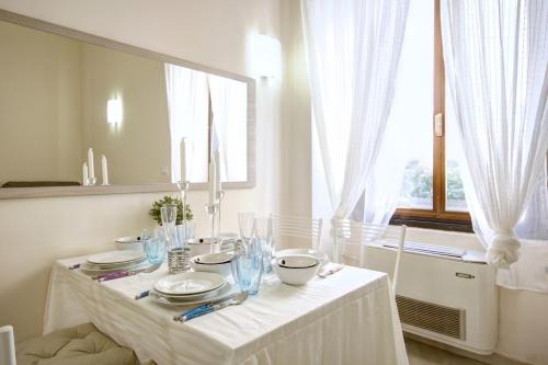 ミラノにあるMilanRentals - Firenze Apartmentの白いテーブル(白いテーブルクロス付)