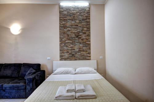 ミラノにあるMilanRentals - Lecco 11 Apartmentのベッドルーム1室(タオル付)