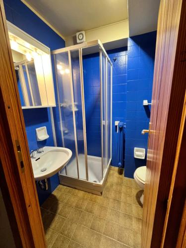 ein Bad mit einer Dusche, einem Waschbecken und einem WC in der Unterkunft Cervinia Studio in Breuil-Cervinia