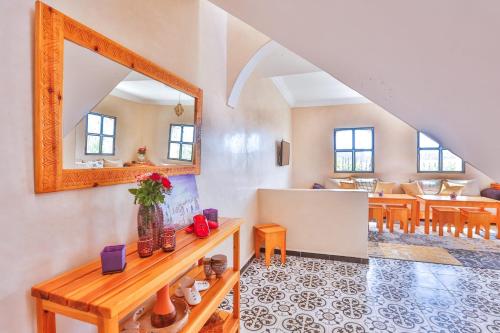 a living room with a mirror and a table at Maison Insa in Essaouira