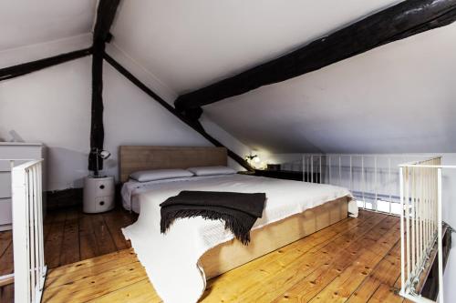ein Schlafzimmer mit einem großen Bett im Dachgeschoss in der Unterkunft MilanRentals - Ripa Apartment in Mailand