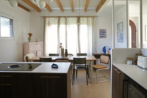 - une cuisine et une salle à manger avec une table et des chaises dans l'établissement Chambres dans maison familiale à Plougastel Dalouas, à 20 minutes de Brest, à Plougastel-Daoulas