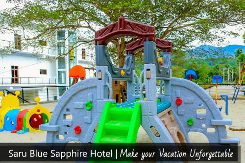 um parque infantil com escorrega num parque em Saru Blue Sapphire Hotel em Godakewela