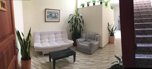 a living room with a couch and a chair and a table at Guadalupe ApartaHotel Calle 9 5-66 Apartamento 102 in Jardin