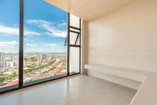 Un balcón o terraza de Rooftop Jacuzzi - 18th Floor Apt City View
