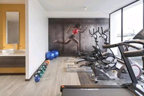 Gimnasio o instalaciones de fitness de Rooftop Jacuzzi - 18th Floor Apt City View