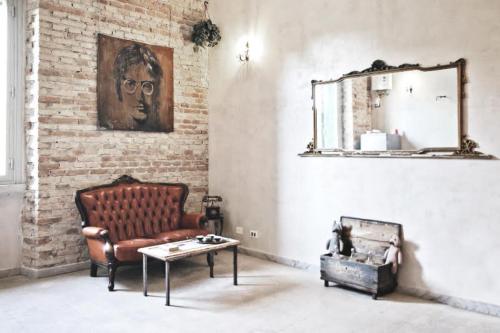 Casa Particular Vintage في روما: غرفة معيشة مع أريكة ومرآة