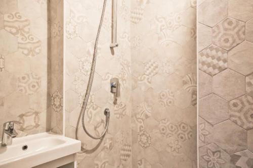 y baño con ducha y lavamanos. en Casa Particular Vintage, en Roma