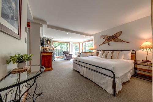 een slaapkamer met een bed en een glazen tafel bij Woodrun 208 - Ski In Ski Out, Common Area Hot Tub & Pool, Fireplace in Whistler
