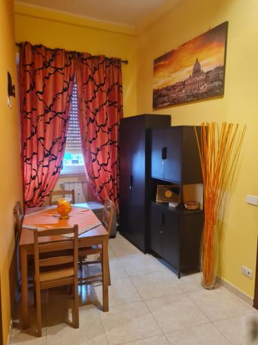 une salle à manger avec une table et une cuisine dans l'établissement B&B La Casa di Gabry, à Rome