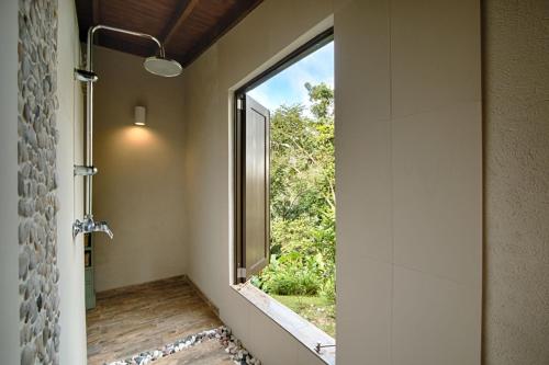 La salle de bains est pourvue d'une fenêtre et d'une douche. dans l'établissement Mont Carpe Diem, 