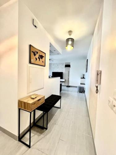- un couloir avec une table et un banc dans une chambre dans l'établissement The Place To Be - à 5 min de Disneyland Paris, à Serris