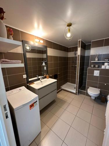 une salle de bain avec un lavabo et des toilettes dans l'établissement Cosy 2 pièces à 1min à pied de la plage et proximité de la gare de train, à Juan-les-Pins