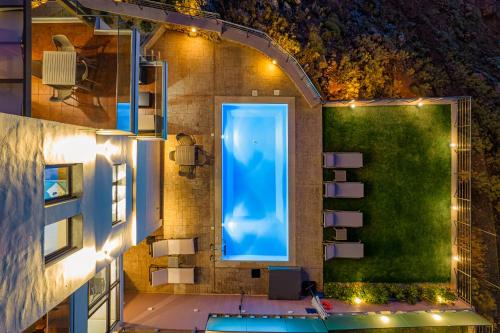 ハニア・タウンにあるVilla Lia Chania with private ecologic pool and amazing view!の窓付きの建物内のスイミングプールの景色を望めます。