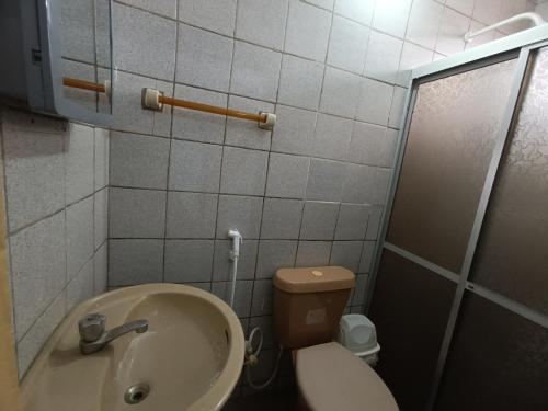 La petite salle de bains est pourvue d'un lavabo et de toilettes. dans l'établissement Bom pra ficar, à Limoeiro do Norte