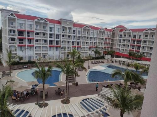 een groot appartementencomplex met een groot zwembad bij APTO Thermas Water Park Resort in São Pedro