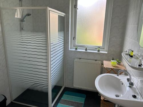 Bathroom sa Gezellige vakantiewoning aan het water in Ewijk - recreational only no workers
