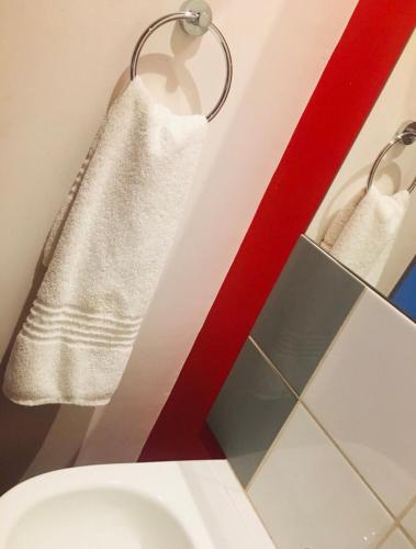 łazienka z białym ręcznikiem wiszącym na wieszaku w obiekcie Pammy Guest House w mieście Richards Bay