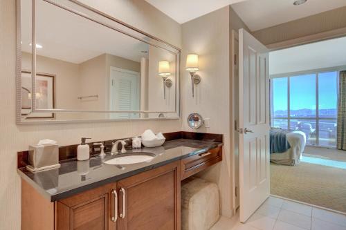 uma casa de banho com um lavatório e um espelho grande em LUXURIOUS 1 BD/2BTH Premium Suite MGM Signature w/balcony em Las Vegas