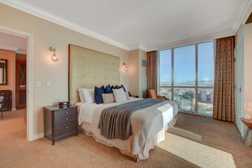 um quarto com uma cama grande e uma janela grande em LUXURIOUS 1 BD/2BTH Premium Suite MGM Signature w/balcony em Las Vegas