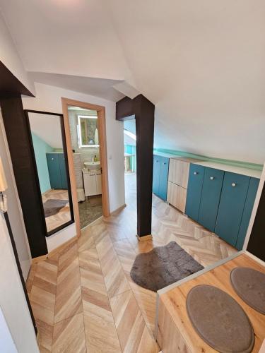 una cucina con armadi blu e pavimenti in legno di Booking Apartment Rajiceva a Belgrado