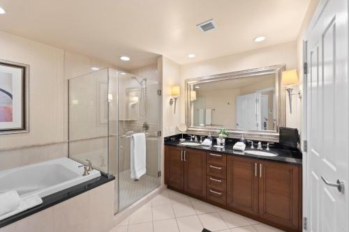 y baño con bañera, lavamanos y ducha. en Lucky Gem Luxury Suite MGM Signature, Balcony Strip View 1607 en Las Vegas